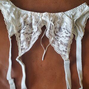 Sexy Maidenform Heartstrings Lace Garter Belt